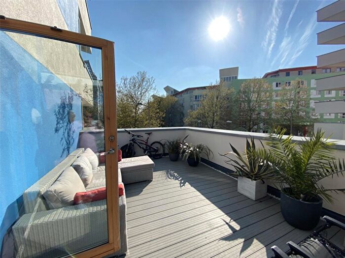 2 Bedroom Flat For Sale In Cathedral Walk, Bristol, BS1