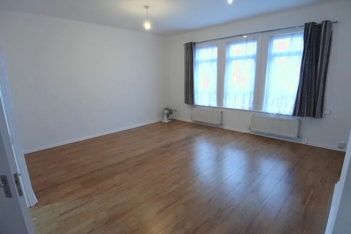 3 Bedroom Flat To Rent In High Road, Willesden NW10