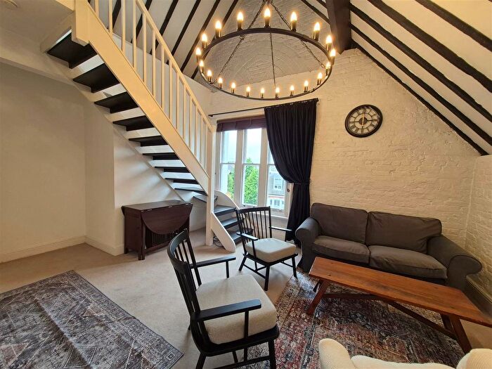 2 Bedroom Flat To Rent In Rockley Road, Brook Green, London, W14