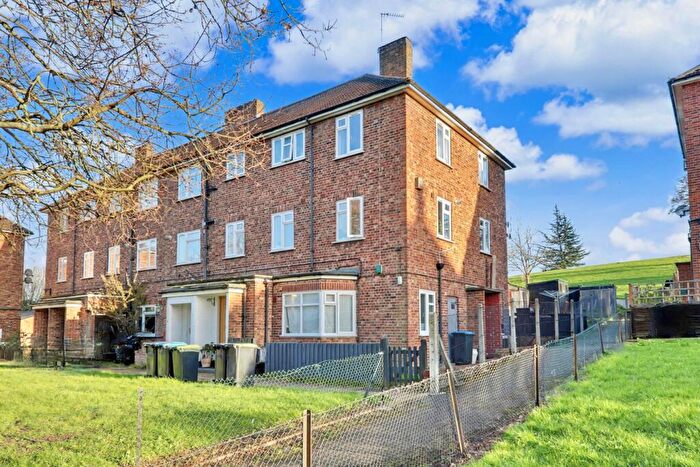3 Bedroom Maisonette For Sale In Hillyfields, Loughton, IG10