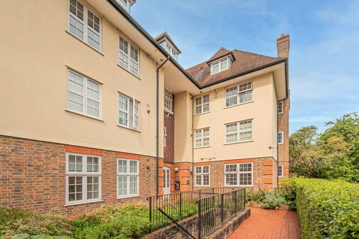 2 Bedroom Flat To Rent In Heathview Court, Hampstead Garden Suburb, London, NW11