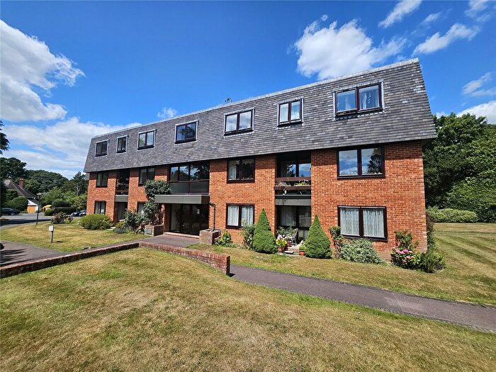 3 Bedroom Flat To Rent In Great Austins, Farnham, Surrey, GU9