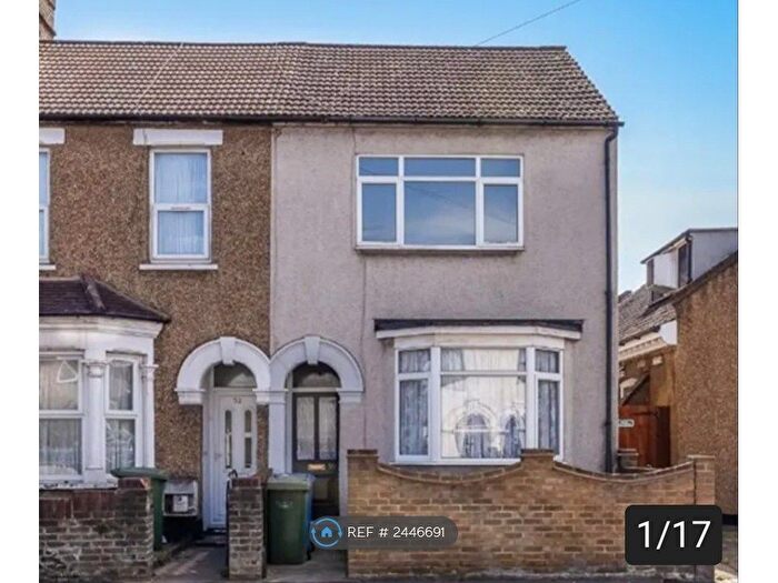 3 Bedroom End Of Terrace House To Rent In Clarence Road, Grays, RM17