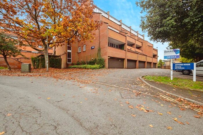 2 Bedroom Flat For Sale In Copplestone Drive, Exeter, Devon, EX4