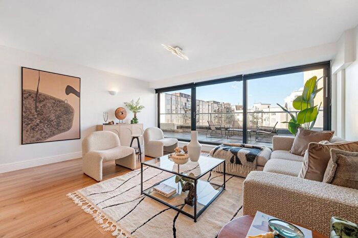 3 Bedroom Flat For Sale In Streatham High Road, SW16