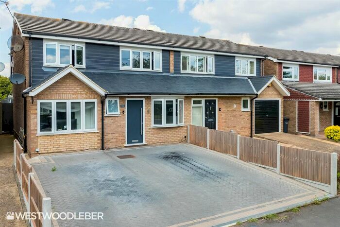 3 Bedroom Semi-detached House For Sale In Lampits, Hoddesdon, EN11
