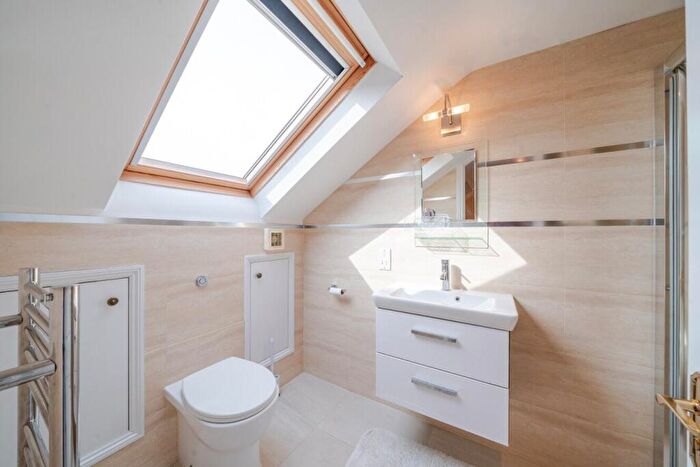4 Bedroom House To Rent In Salcott Road, Battersea, London, SW11