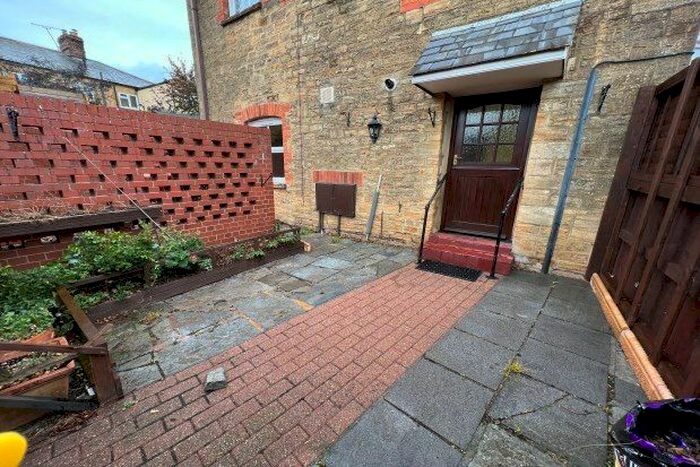 2 Bedroom Flat To Rent In North Street, Martock, TA12