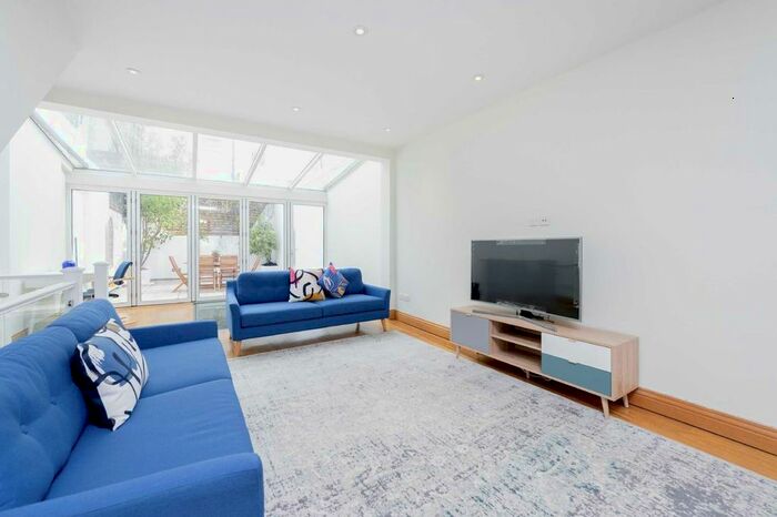 4 Bedroom Property To Rent In Pottery Lane, London, W11