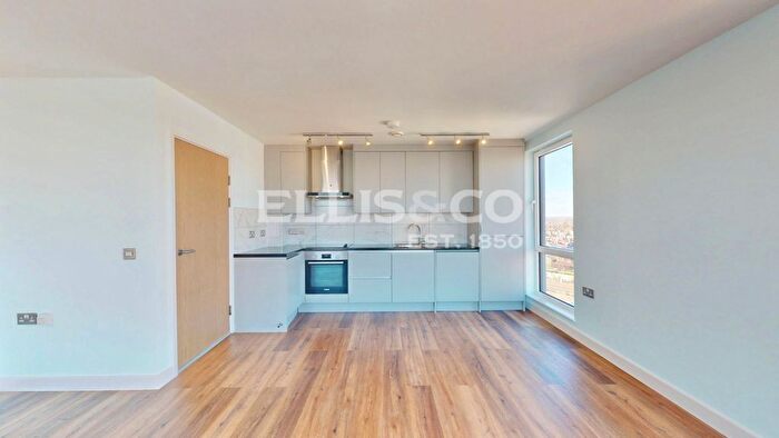 2 Bedroom Flat To Rent In The Green, Southall, UB2