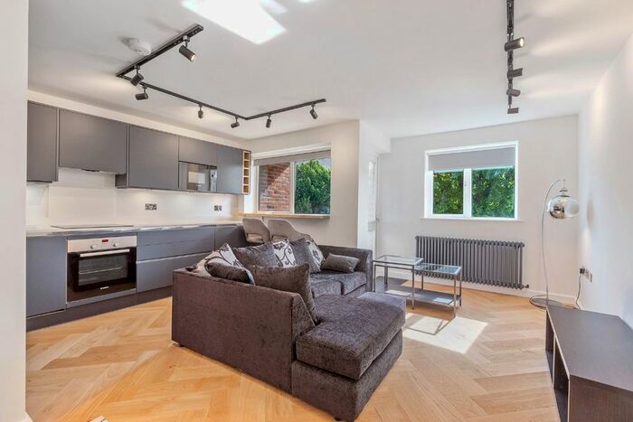 1 Bedroom Flat To Rent In Highview, Avenue Elmers, Surbiton, KT6