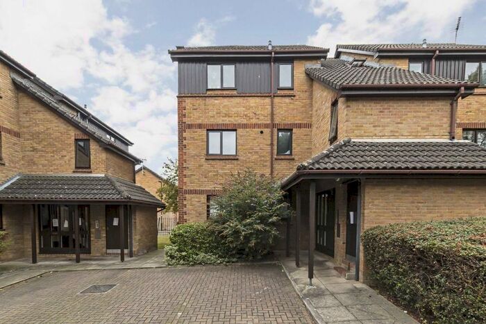 1 Bedroom Flat To Rent In Bramber Court, Brentford, TW8