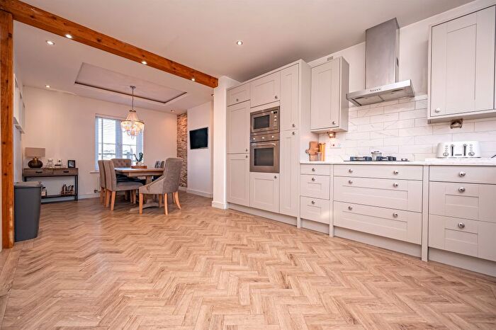4 Bedroom Detached House For Sale In Oakwood Close, Desborough, Kettering, NN14