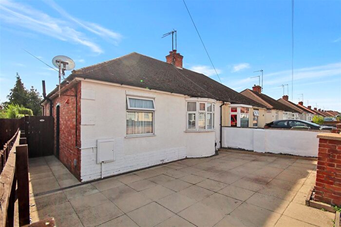 2 Bedroom Semi-detached Bungalow For Sale In St. Margarets Avenue, Rushden, NN10