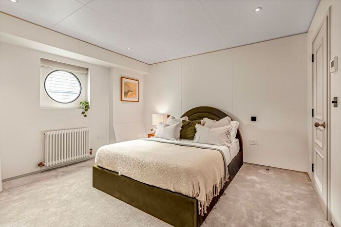 3 Bedroom House Boat To Rent In Cheyne Walk, Chelsea, SW10