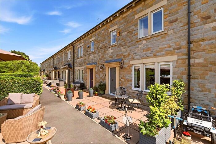 3 Bedroom Mews For Sale In Grove Street, Earby, Lancashire, BB18