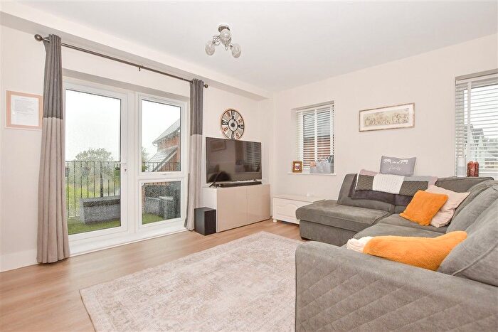 2 Bedroom Flat For Sale In Mill Hall, Aylesford, Kent, ME20
