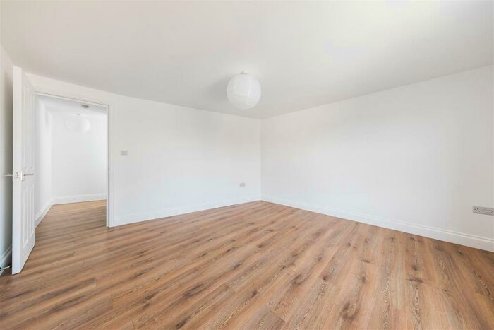 1 Bedroom Flat To Rent In Hoe Street, Walthamstow, E17