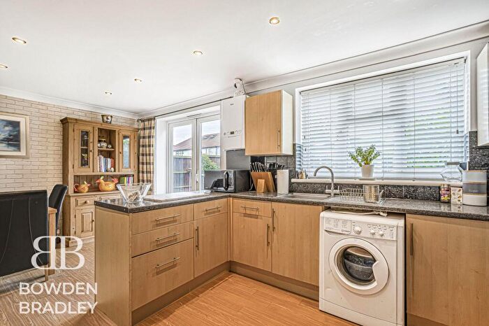 3 Bedroom End Of Terrace House For Sale In Yeomen Way, Hainault, IG6