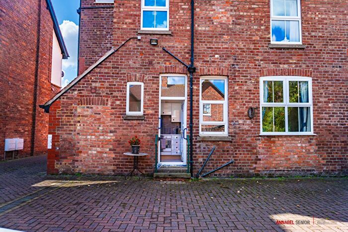 2 Bedroom Flat For Sale In Meadowfield Road, Bridlington, YO15