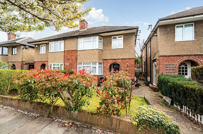2 Bedroom Maisonette For Sale In Windsor Road, Barnet, EN5