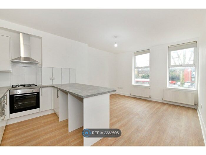 3 Bedroom Flat To Rent In High Street, London, N8