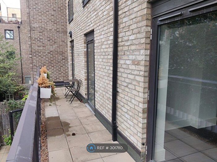 2 Bedroom Flat To Rent In Newton Court, London, E3