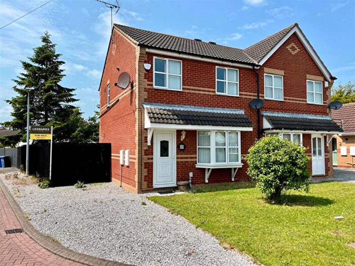 3 Bedroom Semi-Detached House For Sale In Sleightholme Close, Kingswood, Hull, HU7