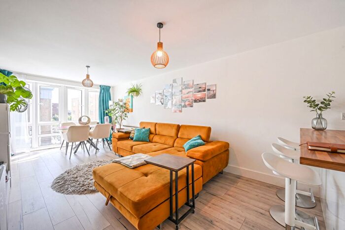 2 Bedroom Flat For Sale In St Davids Square, Isle Of Dogs, London, E14