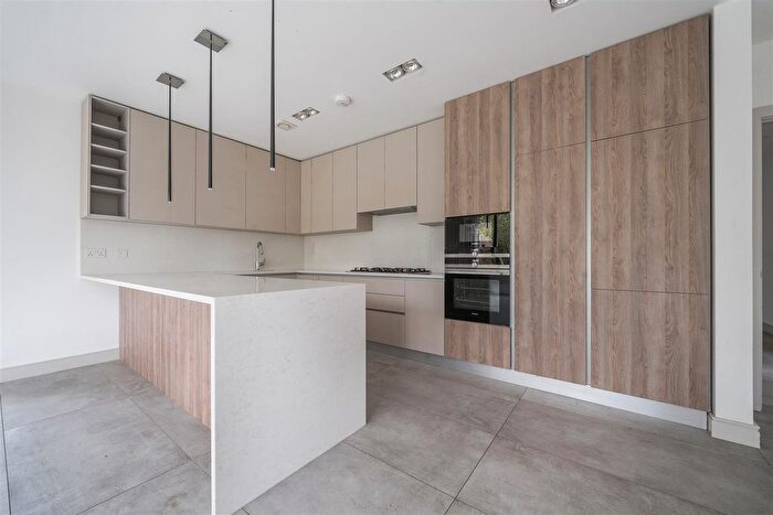 4 Bedroom Detached House For Sale In New Wokingham Road, Crowthorne, Berkshire, RG45