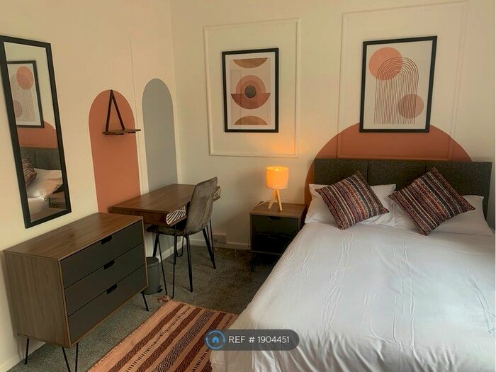 4 Bedroom Semi-Detached House To Rent In The Oval, Bath, BA2