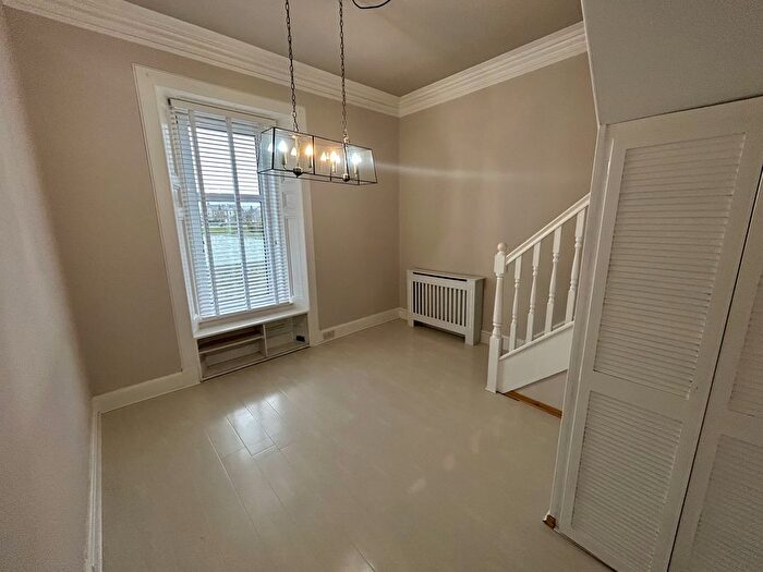 3 Bedroom Flat To Rent In Pitkerro Road, Dundee, DD4