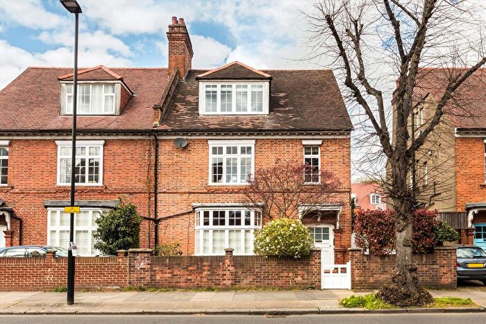 2 Bedroom Flat For Sale In Bath Road, Chiswick, W4