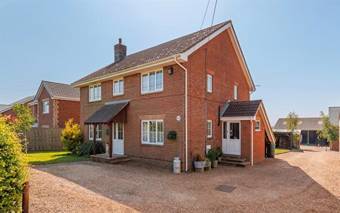 6 Bedroom Detached House For Sale In Spacious Detached Home With Versatile Garage - Noke Common, Newport, PO30