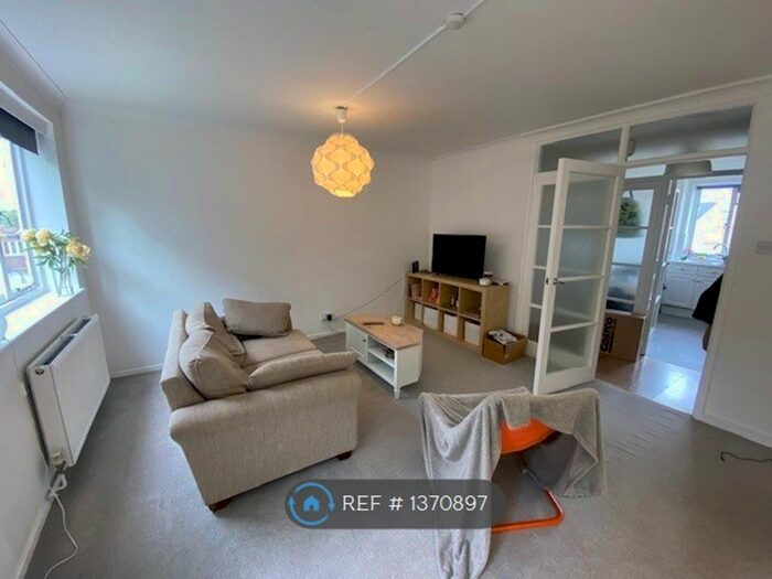 2 Bedroom Flat To Rent In Lincoln House, London, SW12