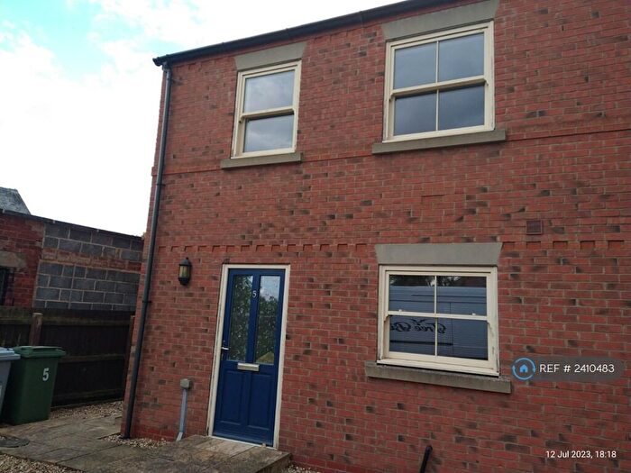 3 Bedroom Semi-Detached House To Rent In Higgins Close, Newark, NG24