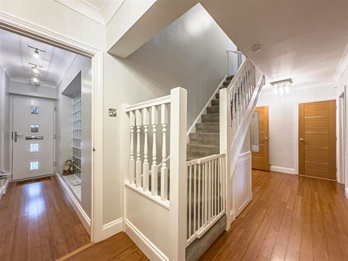 4 Bedroom Detached House For Sale In Bullwood Approach, Hockley, SS5