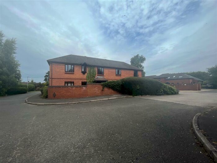 3 Bedroom Flat To Rent In Plested Court, Stoke Mandeville, Aylesbury, HP22