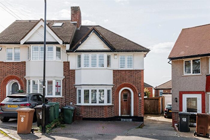 3 Bedroom Property For Sale In Dove House Gardens, Chingford, E4