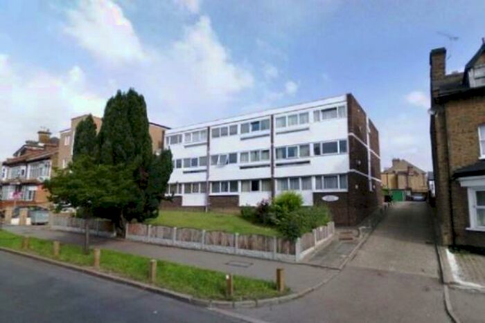 2 Bedroom Flat To Rent In Swift House, Chigwell Road, Woodford, E18