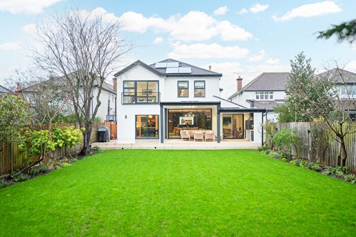 4 Bedroom Detached House For Sale In Garrick Close, Walton-On-Thames, KT12