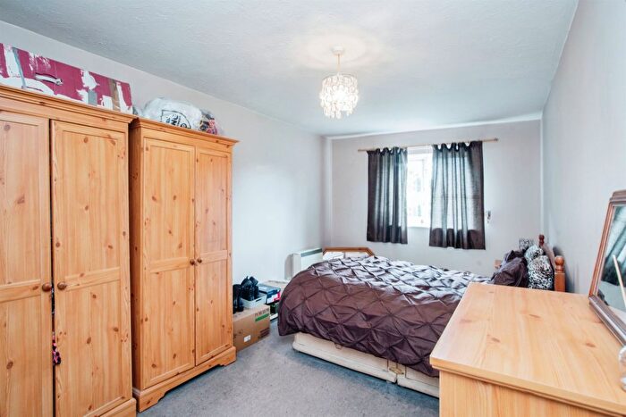 2 Bedroom Flat For Sale In Chenies Way, Watford, WD18
