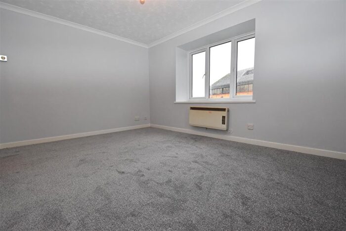 1 Bedroom Flat To Rent In St. Georges Close, Horley, RH6