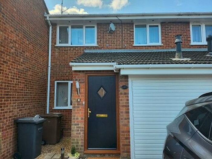 3 Bedroom Semi-Detached House To Rent In Dunsmore Road, Luton, Bedfordshire, LU1
