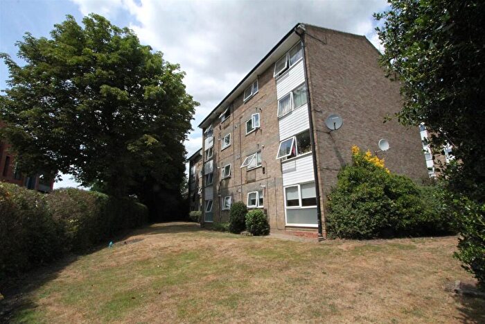2 Bedroom Apartment For Sale In Pellipar Close, Palmers Green, N13
