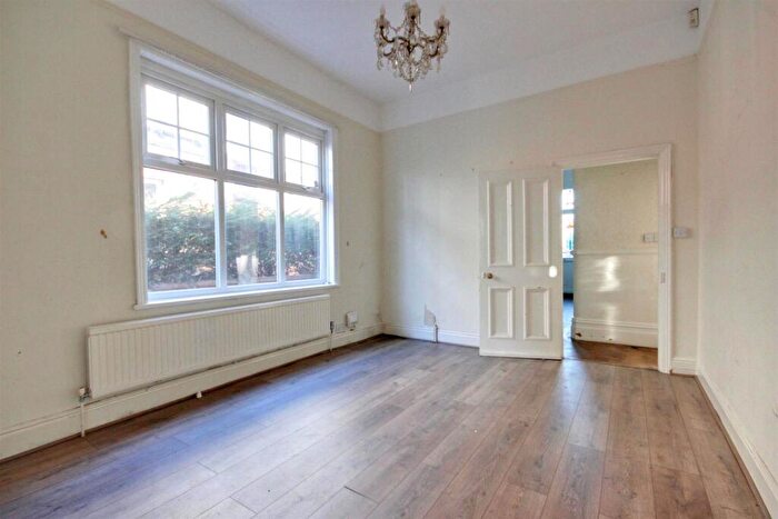 5 Bedroom Semi-Detached House For Sale In Anlaby Road, Hull, HU4