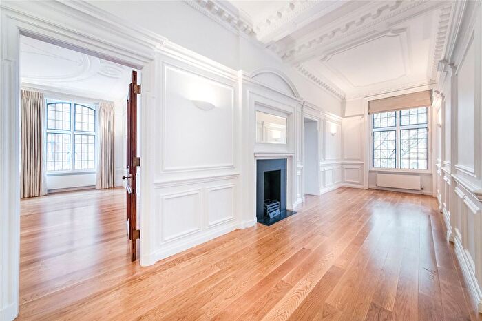 3 Bedroom Flat To Rent In Wellesley House, Sloane Square, London, SW1W