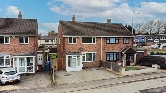 3 Bedroom Semi Detached House For Sale In Brook End, Fazeley, Tamworth, B78