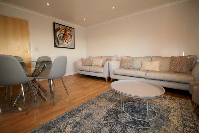 2 Bedroom Apartment To Rent In Plomer Avenue, Hoddesdon, EN11