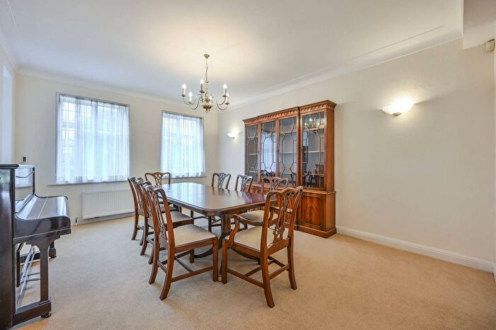 4 Bedroom Detached House To Rent In Aylmer Road, East Finchley, London, N2